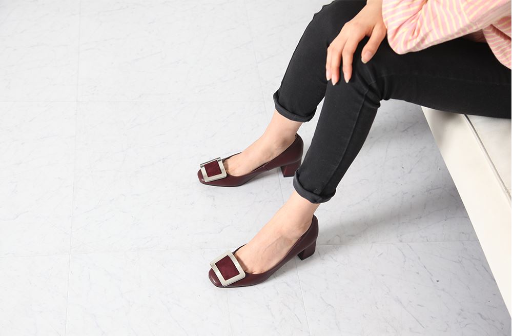 Roger Bibi's Middel Hill Pumps Square Ornament 