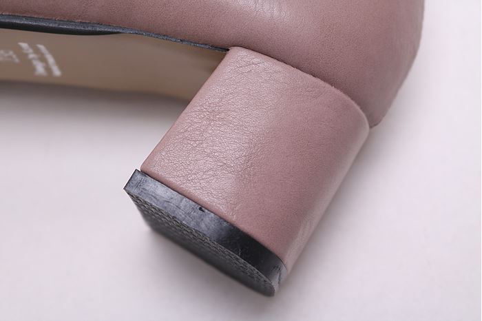 Roger Bibi's Middel Hill Pumps Square Ornament 