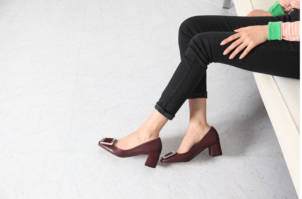 Roger Bibi's Middel Hill Pumps Square Ornament 