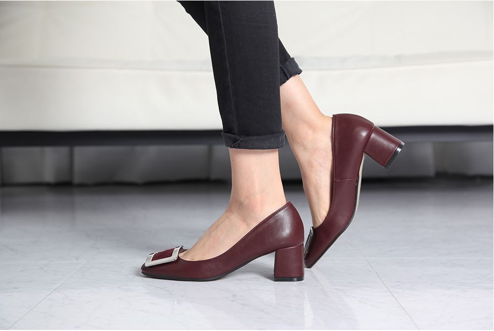 Roger Bibi's Middel Hill Pumps Square Ornament 